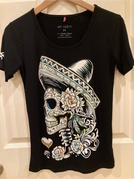 !ay guey! Tops - Women's Black Short Sleeve Tee with Floral Skull Graphic